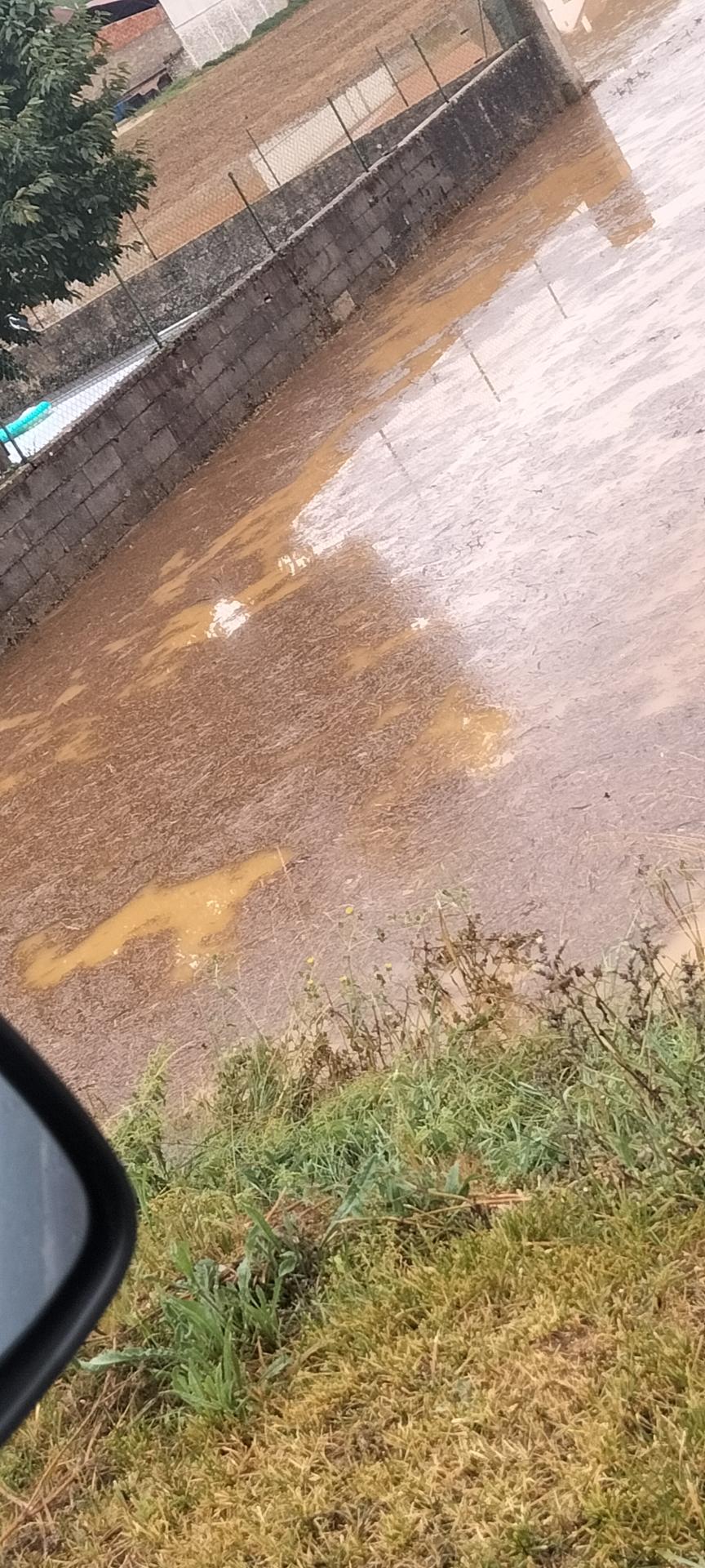 Champ et terrain bâti inondés